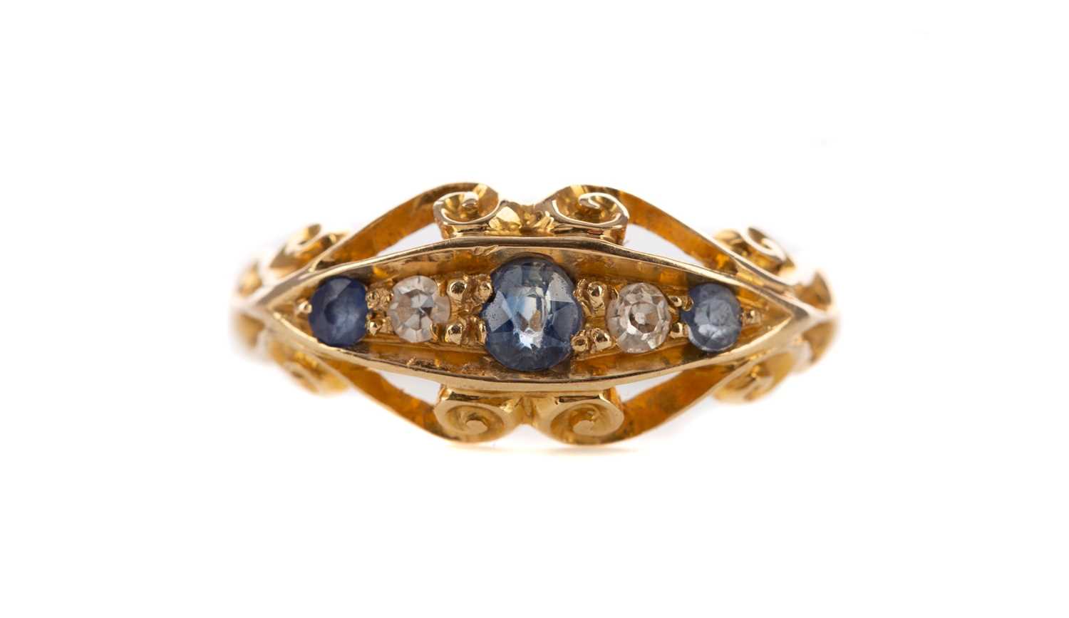 Lot 314 - A SAPPHIRE AND DIAMOND  RING