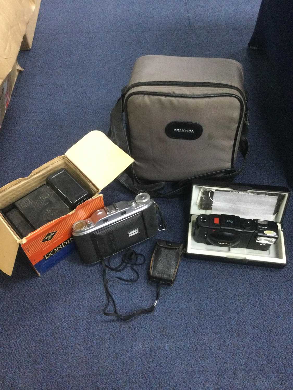 Lot 31 - A LOT OF CAMERAS AND ACCESSORIES