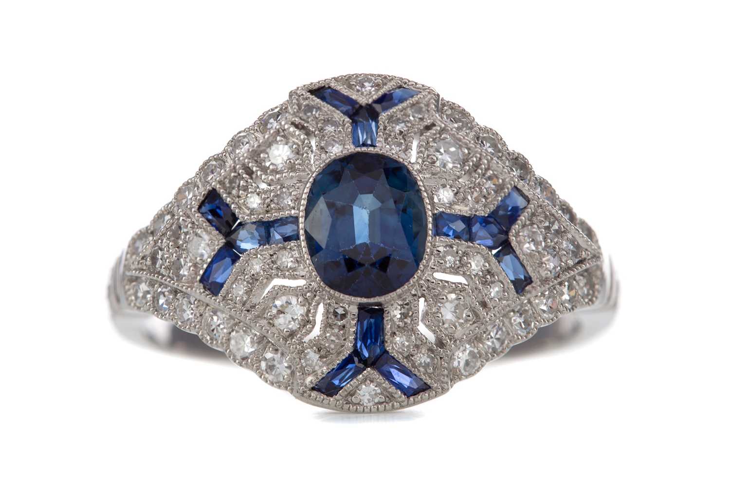 Lot 433 - A SAPPHIRE AND DIAMOND RING