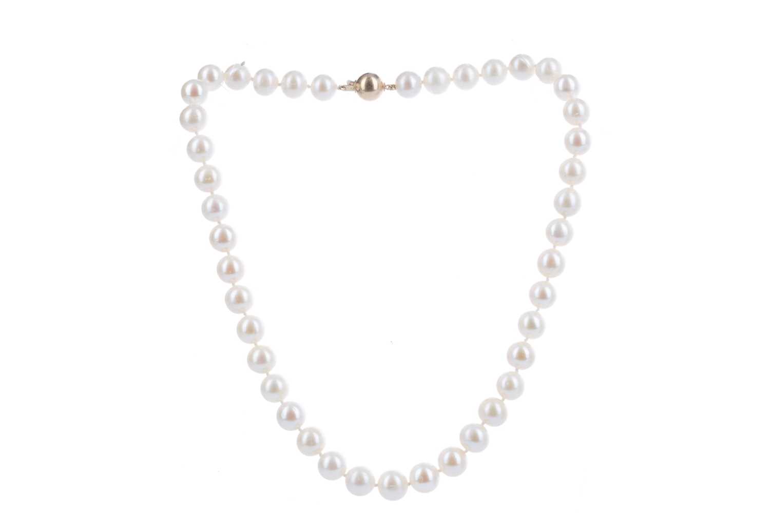 Lot 365 - A PEARL NECKLACE