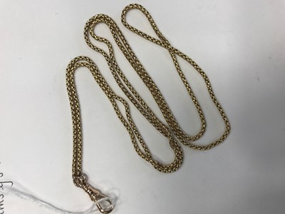 Lot 409 - A GOLD CHAIN