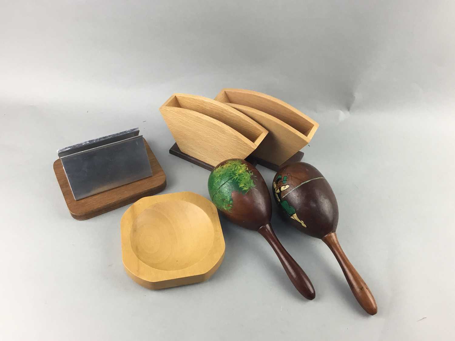 Lot 101 - A COLLECTION OF TREEN ITEMS