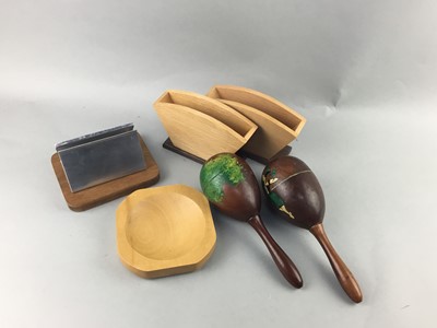 Lot 101 - A COLLECTION OF TREEN ITEMS