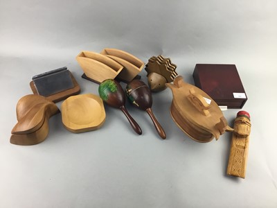 Lot 101 - A COLLECTION OF TREEN ITEMS