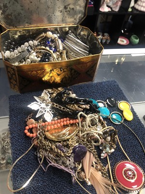 Lot 150 - A LOT OF VINTAGE COSTUME JEWELLERY