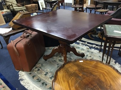 Lot 317 - A VICTORIAN MAHOGANY TIP UP BREAKFAST TABLE