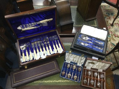 Lot 340 - AN OAK CANTEEN OF SILVER PLATED CUTLERY AND OTHER CUTLERY IN FITTED CASES