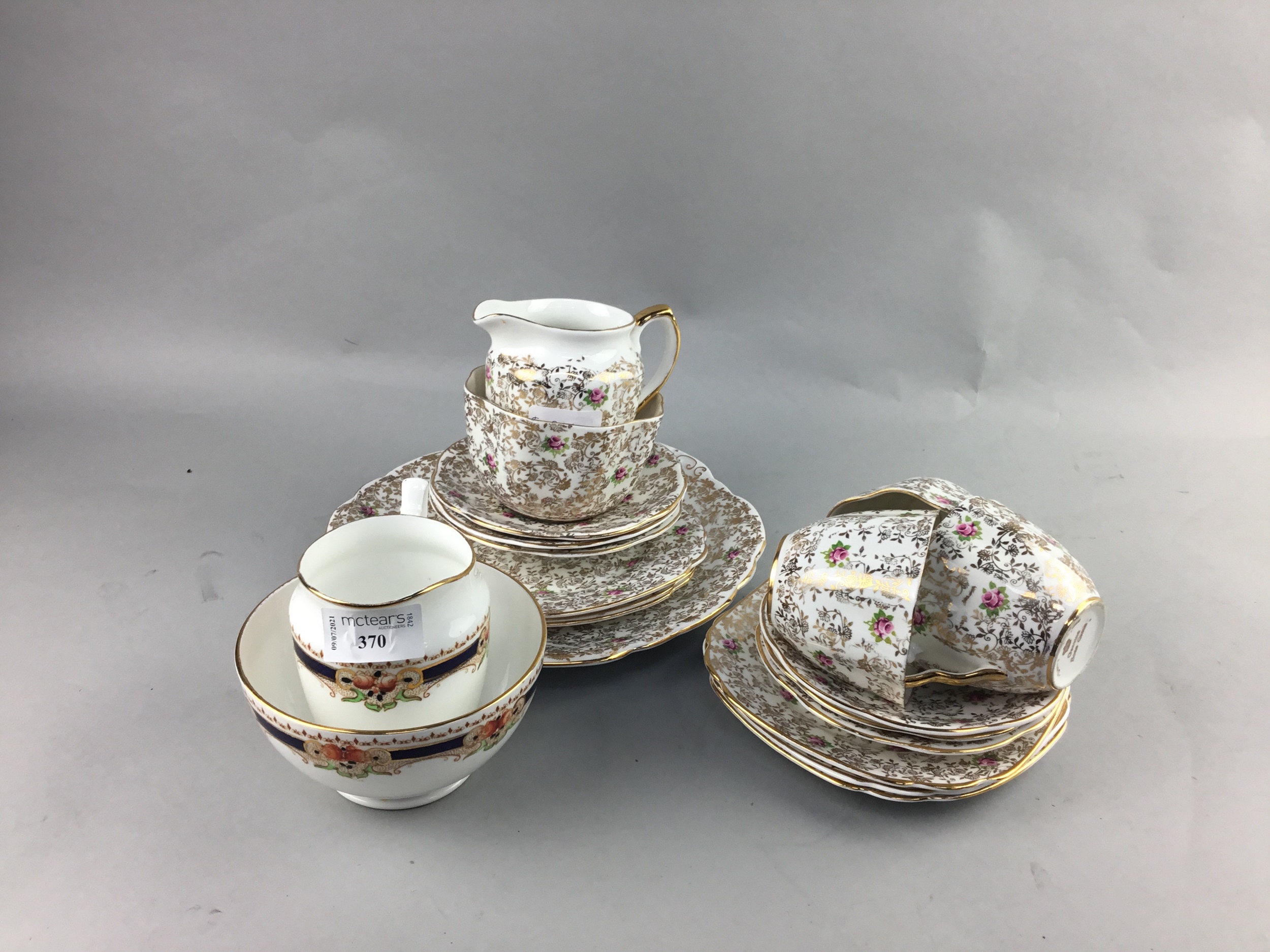 Lot 370 A ROYAL ALBERT TEA SERVICE AND A DENRY CROWN Lot 370 A ROYAL ALBERT TEA SERVICE AND A DENRY CROWN