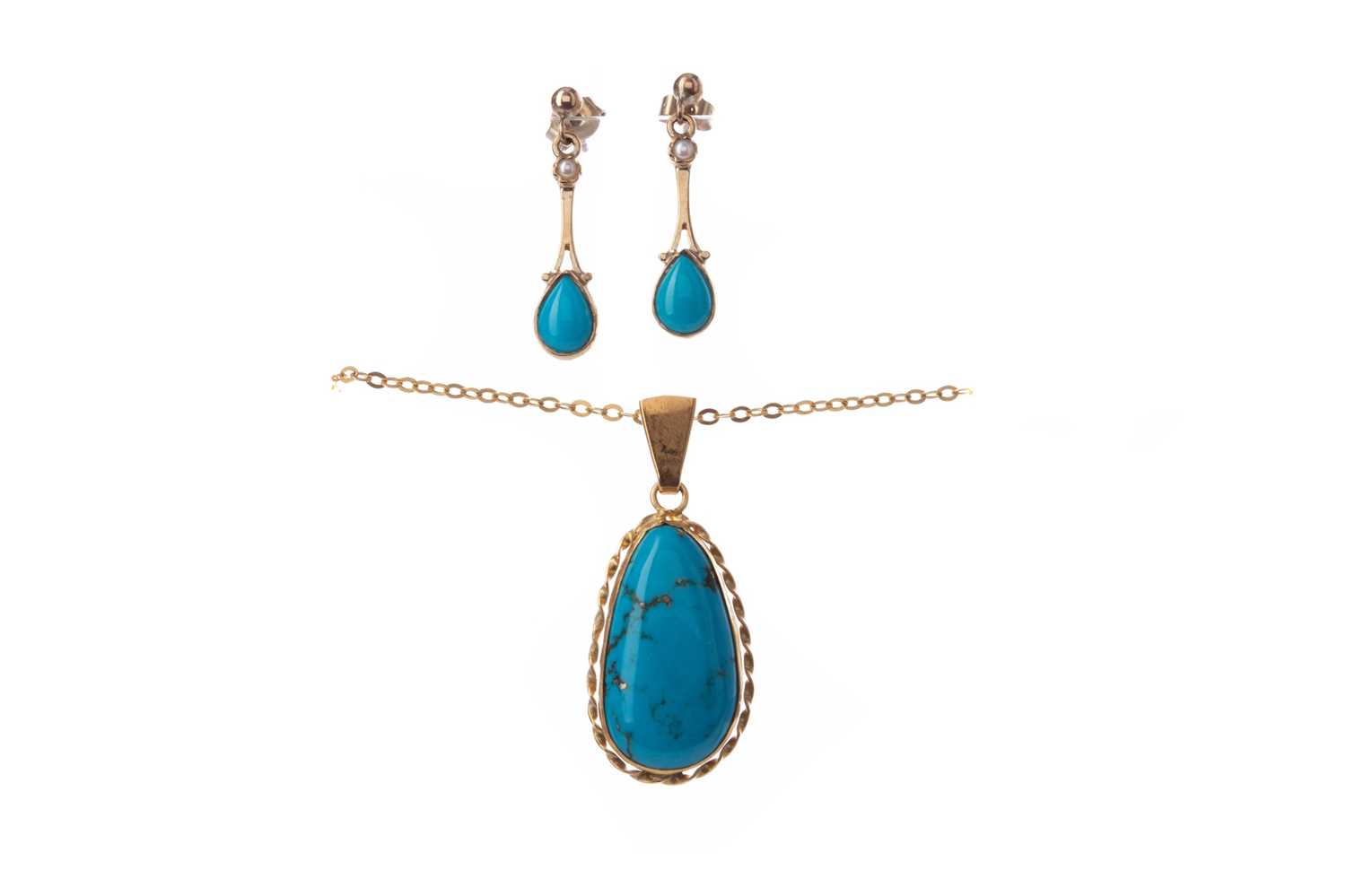 Lot 801 - A PAIR OF TURQUOISE AND PEARL EARRINGS AND A SIMILAR PENDANT
