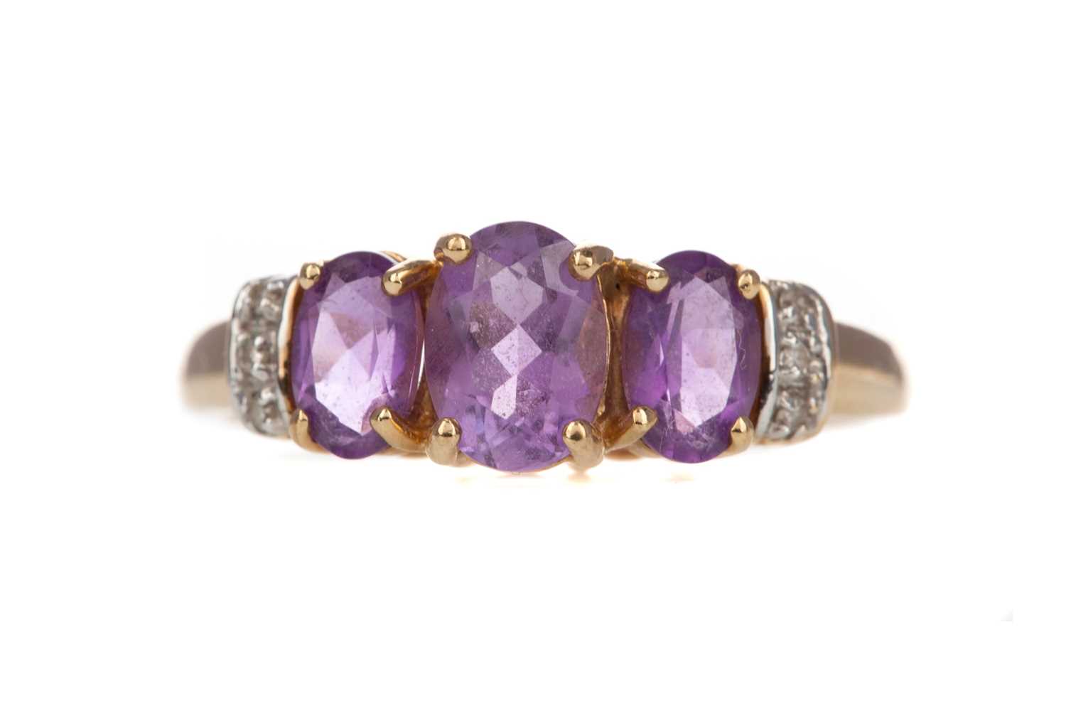 Lot 803 - AN AMETHYST AND DIAMOND RING
