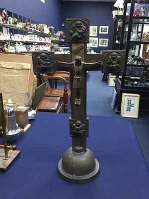 Lot 469 - AN EARLY TO MID-20TH CENTURY CRUCIFIX