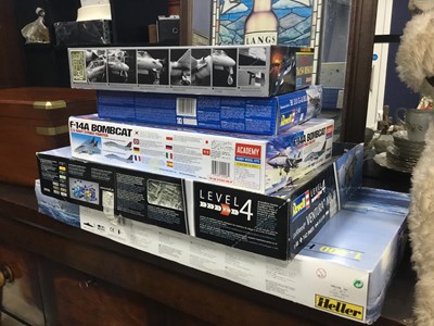 Lot 484 - A LOT OF FIVE HELLER, REVELL AND OTHER MODEL CONSTRUCTION KITS