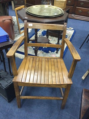 Lot 547 - AN EARLY 20TH CENTURY OAK OPEN ELBOW CHAIR