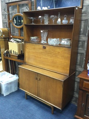 Lot 526 - A RETRO SIDE CABINET