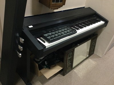 Lot 522 - A ROLAND ELECTRIC ORGAN