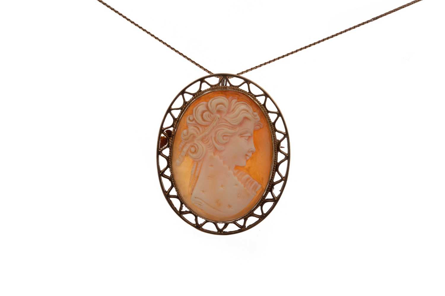 Lot 810 - A GOLD CAMEO BROOCH ON CHAIN