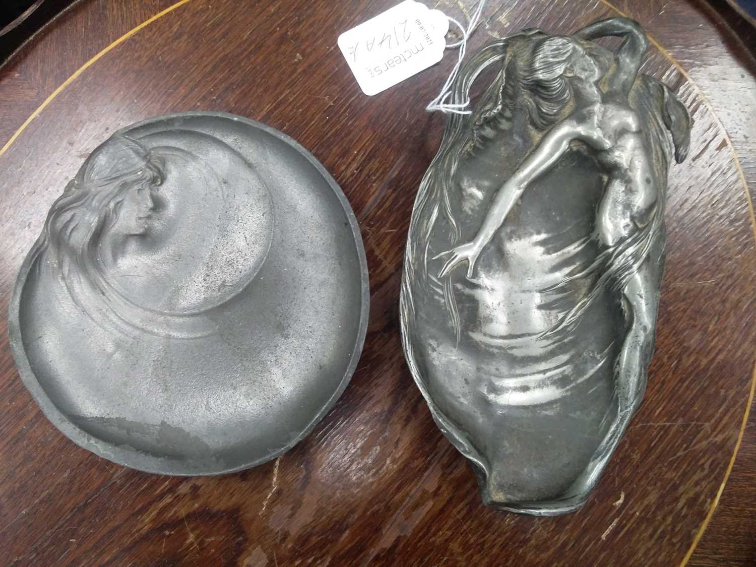 Lot 214 - AN ART NOUVEAU PEWTER DISH