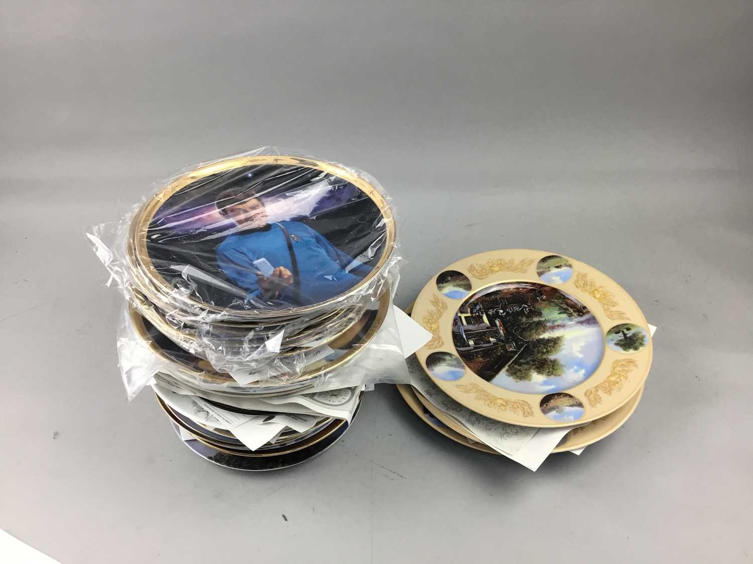 Lot 51 - A COLLECTION OF DECORATIVE PLATES