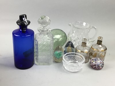 Lot 175 - A LOT OF CLEAR AND COLOURED GLASS INCLUDING PAPERWEIGHTS