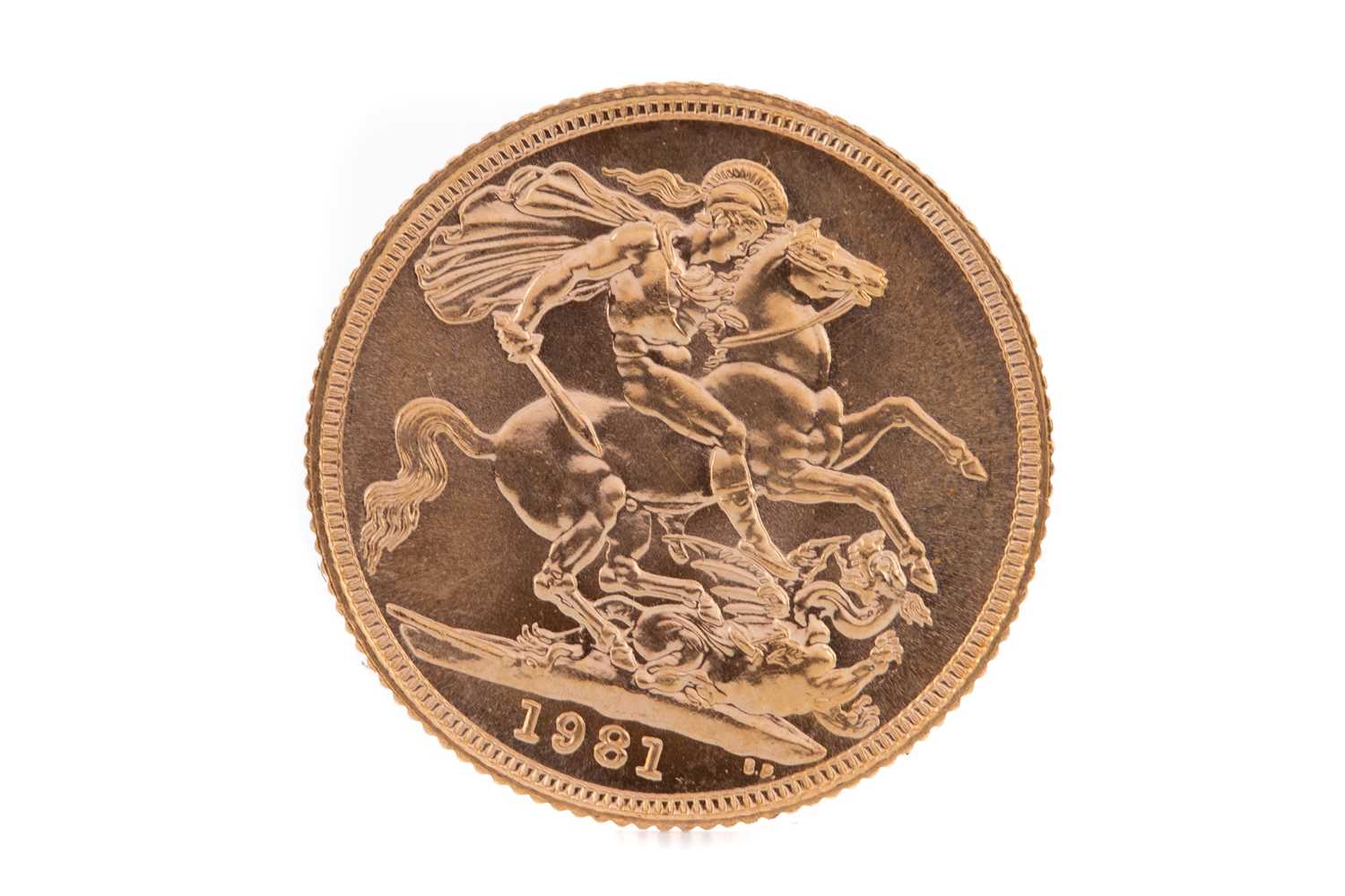 Lot 83 - AN ELIZABETH II GOLD SOVEREIGN DATED 1981