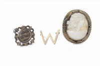 Lot 280 - VICTORIAN CAMEO BROOCH the oval cameo carved...