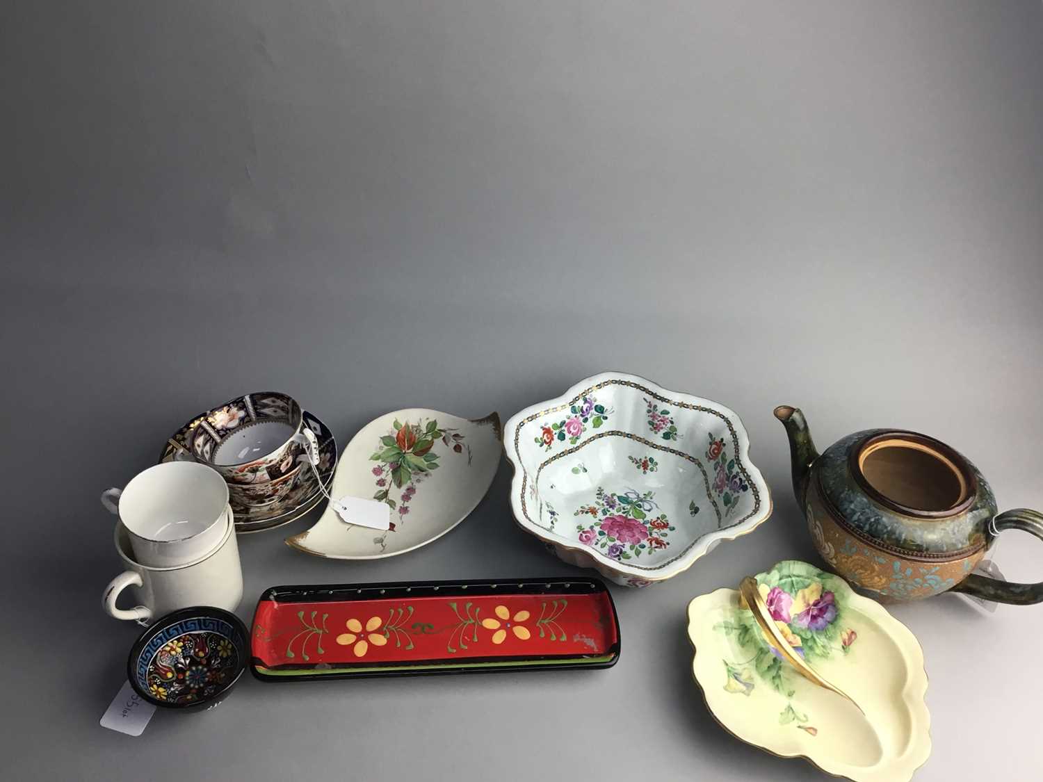 Lot 55 - A PAIR OF ROYAL CROWN DERBY BLOOR IMARI TEACUPS AND SAUCERS AND OTHER CERAMICS