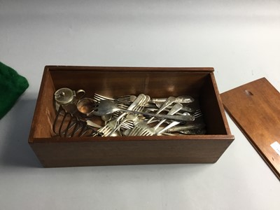Lot 141 - A LOT OF BOXED AND LOOSE PLATED CUTLERY