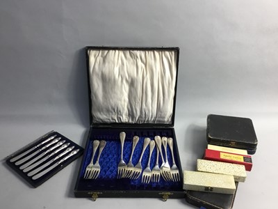 Lot 352 - A LOT OF CASED AND LOOSE FLATWARE