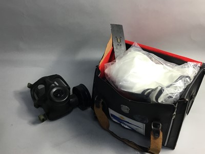 Lot 125 - A VINTAGE GAS MASK, ALONG WITH OTHER ITEMS