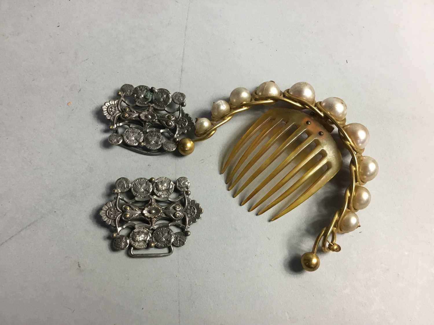 Lot 250 - AN ART DECO TIARA HAIRPIN