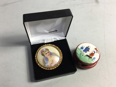 Lot 252 - A LIMOGES HAND PAINTED BROOCH AND PAINTED PILL BOX