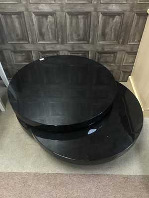 Lot 381 - A MODERN BLACK EXTENDING COFFEE TABLE