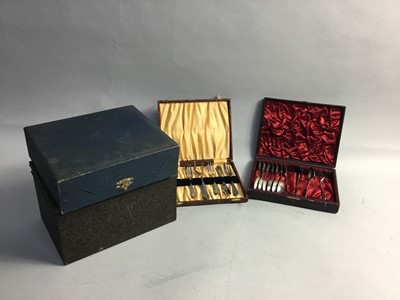 Lot 303 - A LOT OF SILVER PLATED CASED AND LOOSE CUTLERY