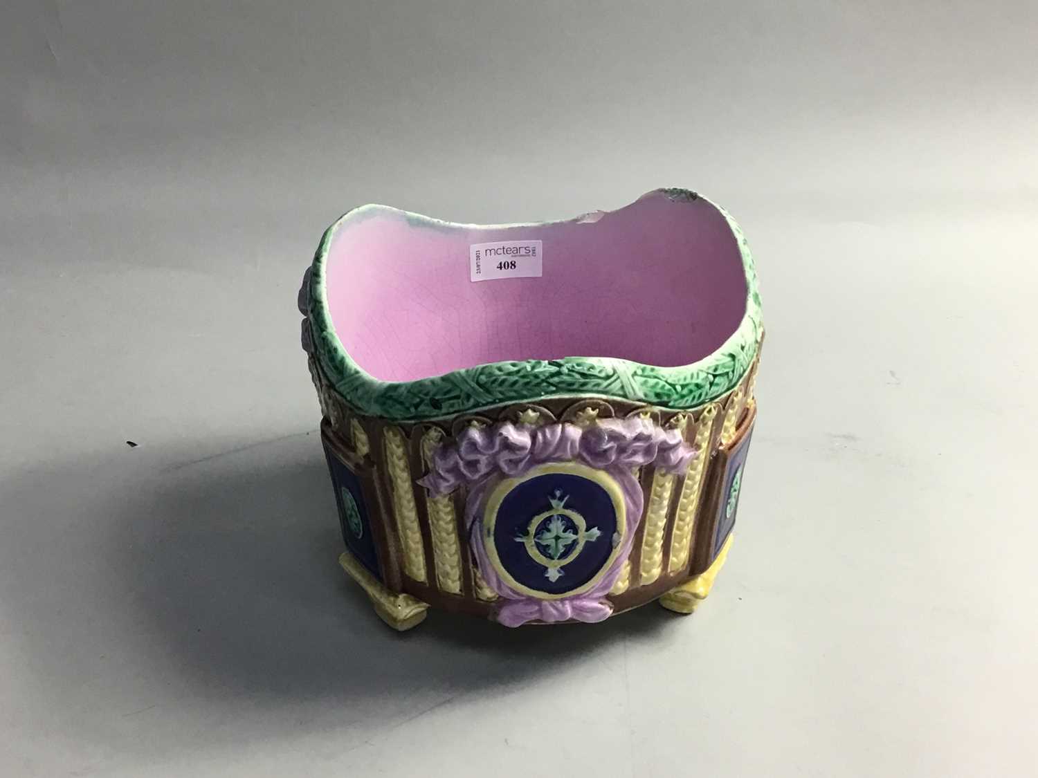 Lot 408 - A MAJOLICA PLANTER