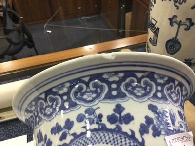 Lot 1634 - A LATE 19TH/EARLY 20TH CENTURY CHINESE BLUE AND WHITE PLANTER AND A PLATE