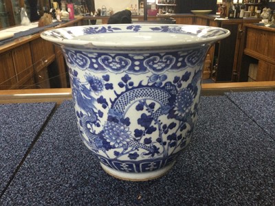 Lot 1634 - A LATE 19TH/EARLY 20TH CENTURY CHINESE BLUE AND WHITE PLANTER AND A PLATE