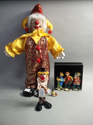 Lot 537 - A MURANO GLASS STYLE FIGURE OF A CLOWN ALONG WITH OTHER CLOWN FIGURES