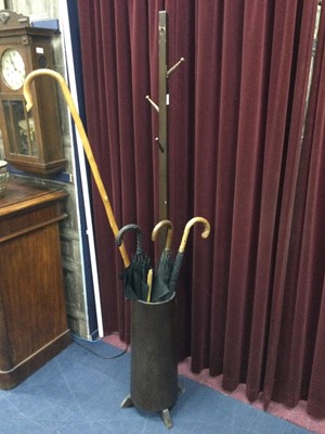 Lot 516 - A RETRO HALL STAND, UMBRELLAS AND A SHEPHERD'S CROOK