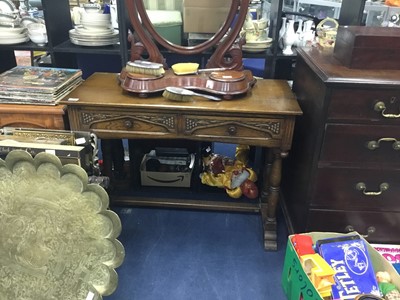 Lot 517 - AN OAK HALL TABLE