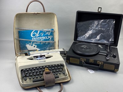 Lot 554 - AN UNDERWOOD TYPEWRITER IN FITTED CASE AND A ZENNOX PORTABLE RECORD PLAYER