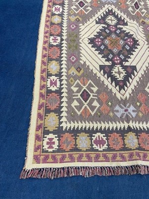 Lot 573 - A 20TH CENTURY INDIAN RUG