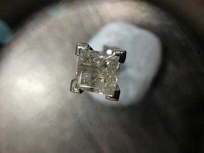 Lot 829 - A SINGLE DIAMOND STUD EARRING