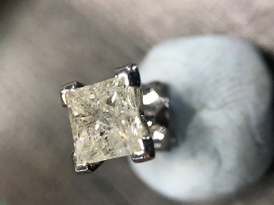 Lot 829 - A SINGLE DIAMOND STUD EARRING