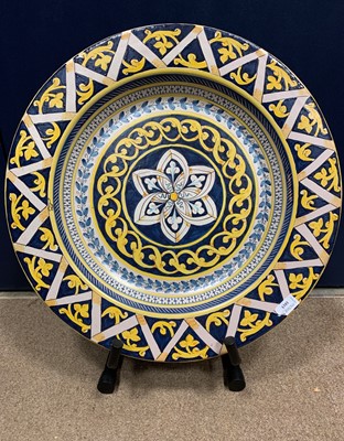 Lot 1015 - A 20TH CENTURY CONTINENTAL MAJOLICA CHARGER