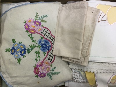 Lot 657 - A LOT OF VINTAGE LACE AND EMBROIDERED LINEN