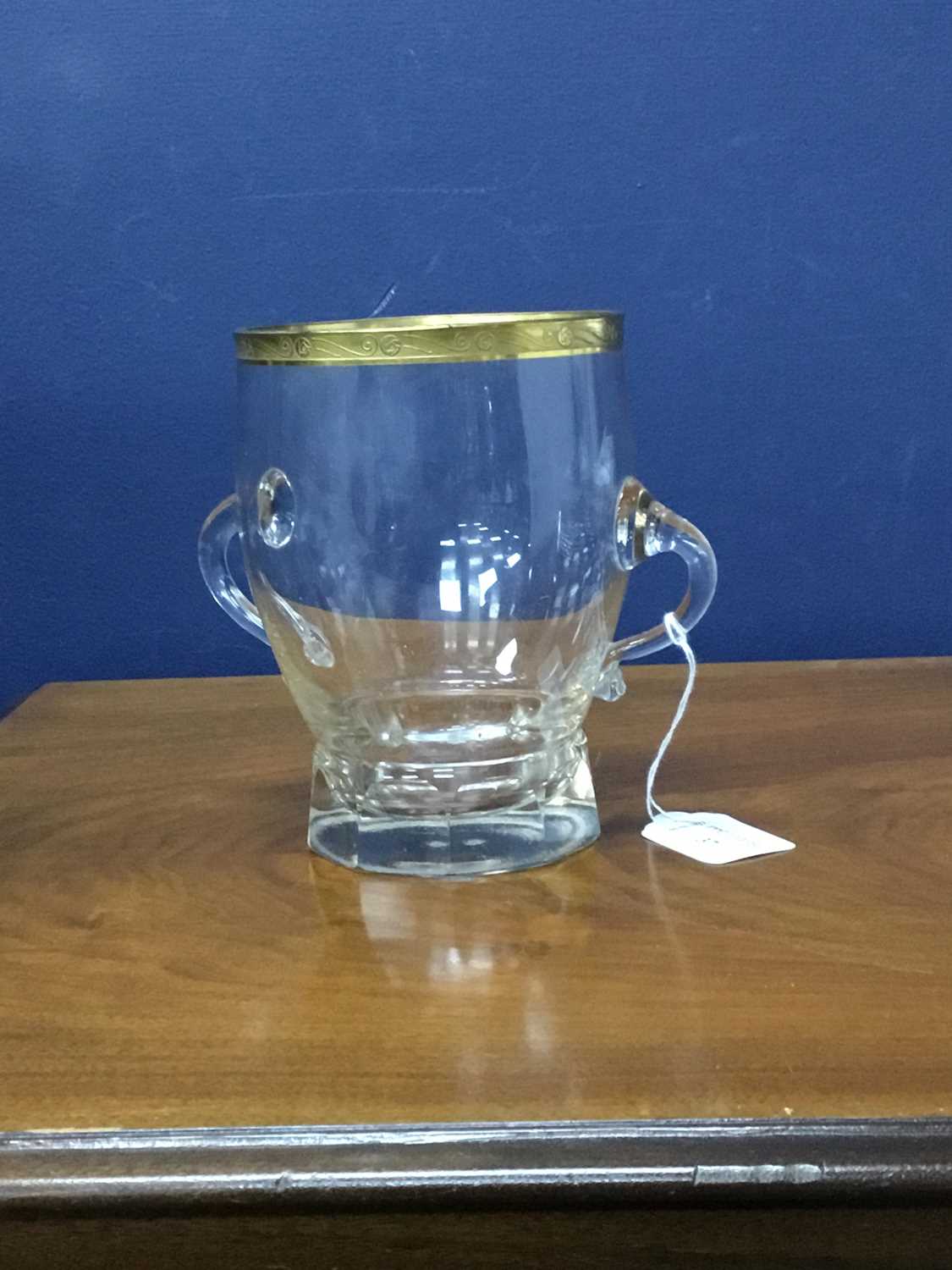Lot 37 - AN EARLY 20TH CENTURY CONTINENTAL GLASS VASE