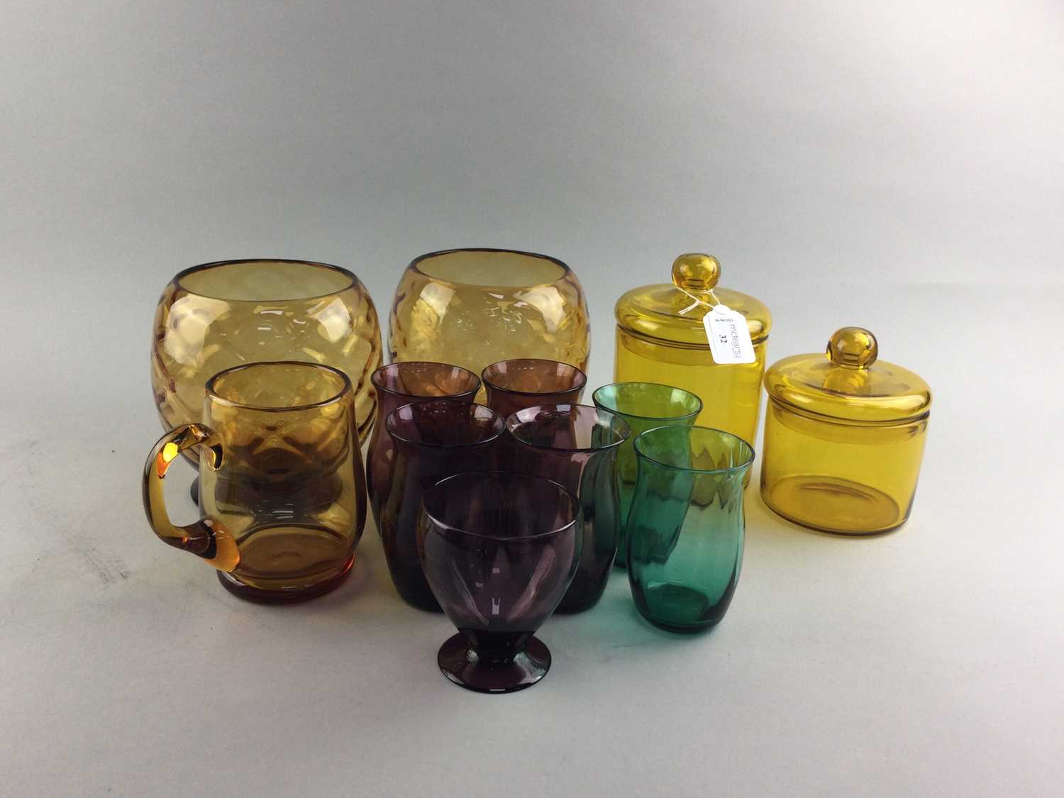 Lot 32 - A SET OF FOUR AMETHYST LEMONADE GLASSES AND OTHER COLOURED GLASSWARE