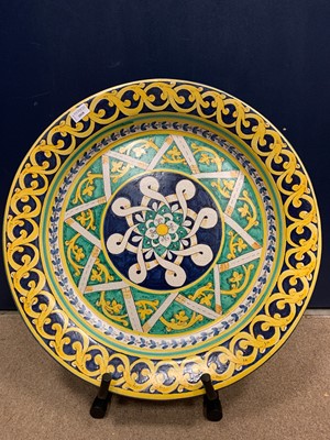 Lot 1018 - A 20TH CENTURY CONTINENTAL MAJOLICA CHARGER