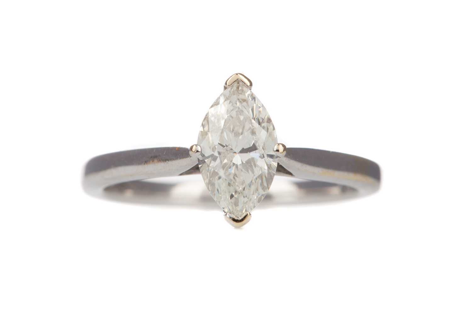 Lot 905 - A DIAMOND SOLITAIRE RING