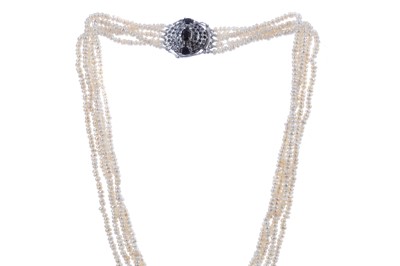 Lot 1513 - A PEARL NECKLACE WITH SAPPHIRE CLASP